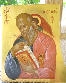 Johannes der Theologe auf Olivenholz. Der kleine Engel auf der Schulter flstert Johnannes das Evangelium ins Ohr. Wir sehen also hier eine Szene, wie Johannes das Evangelium schrieb, und darum hlt er auch ein Tintenfass in der linken Armbeuge.
